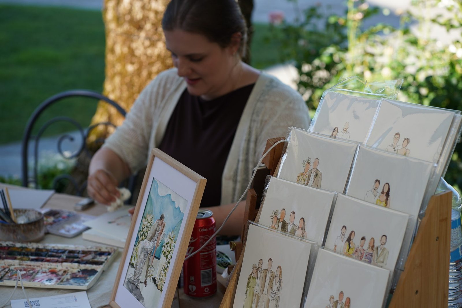Katie drawing a live guest illustration at a wedding