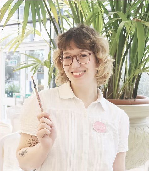 Elly, artist at Cupid & Co